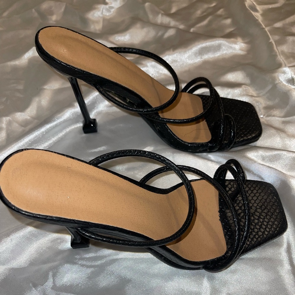 Aldo snakeskin black heels